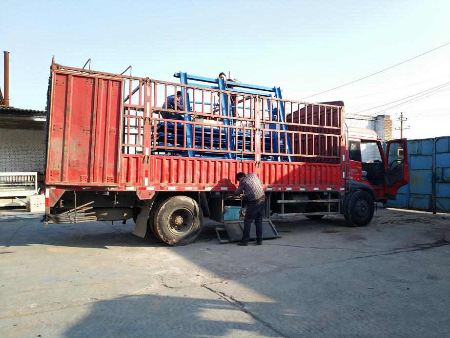 鑫業(yè)機械產品裝車